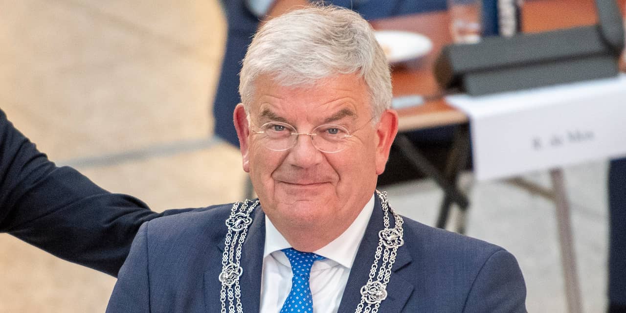 Jan van Zanen beëdigd als burgemeester Den Haag, Remkes wordt ereburger