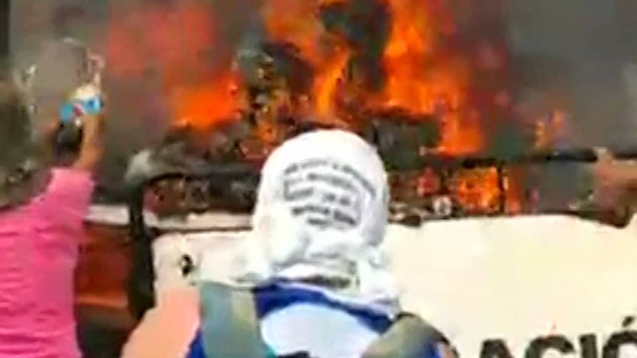 Beeld uit video: Mensen redden hulpgoederen van brandende truck bij Venezuela