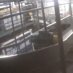 Video | Kind maakt rondje op bagageband van vliegveld Minnesota
