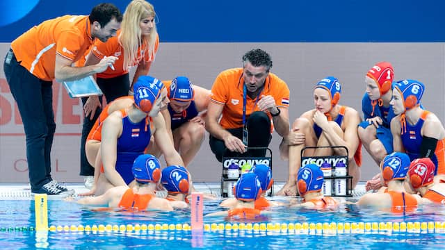 De Nederlandse waterpolosters moeten voorkomen dat ze voor de derde keer op rij de Olympische Spelen missen.