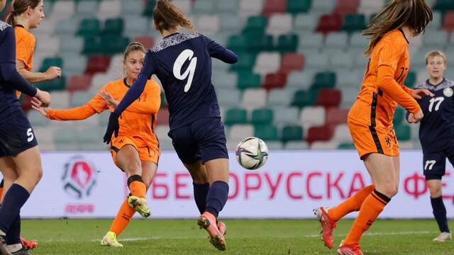 Lieke Martens schiet de 0-1 op het scorebord.