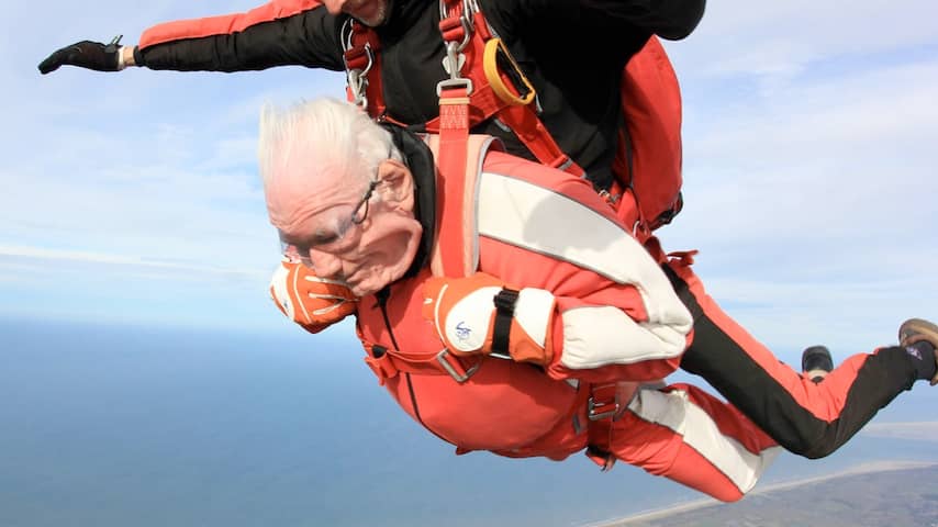 96-jarige man springt het vliegtuig uit