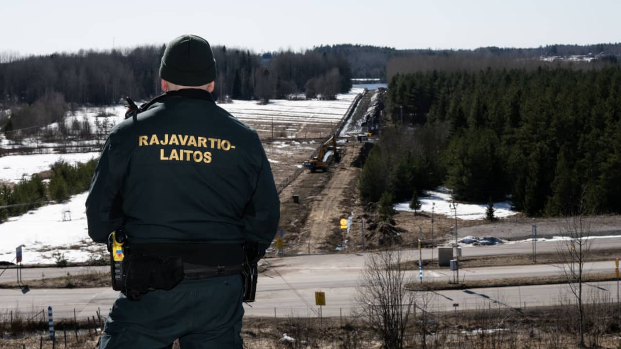 Финляндия надолго закрыла пограничные переходы с Россией  За границей