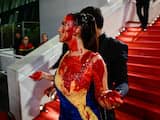 Vrouw giet nepbloed over zichzelf op rode loper van Cannes