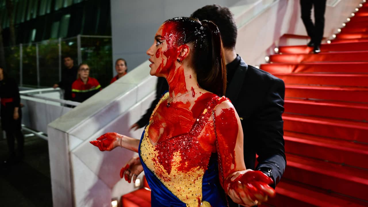 Beeld uit video: Vrouw giet nepbloed over zichzelf op rode loper van Cannes