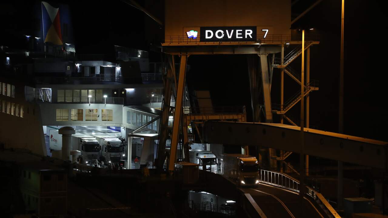 Vrachtwagens verlaten de eerste ferry die na de Brexit aankomt in Dover.