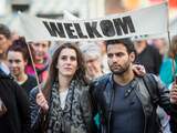 eelnemers aan de manifestatie Vluchtelingen Welkom in Groningen zijn op de Grote Markt bijeengekomen.