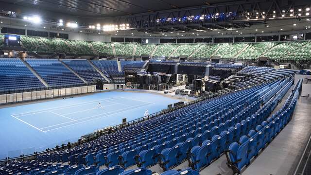 De Australian Open-banen zijn nog verboden terrein voor de 72 spelers die twee weken lang in isolatie zitten.