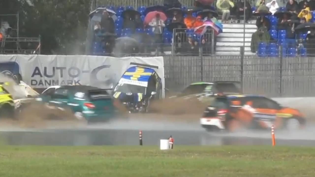 Massale crash na regenbui bij Citroën DS3 Cup in Denemarken