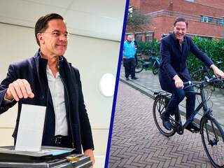 Rutte komt op fiets aan bij stembureau in Den Haag
