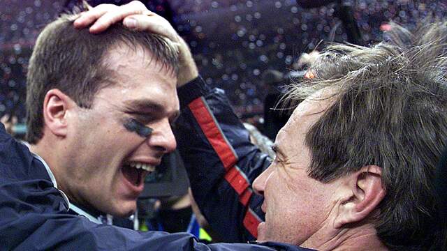 Tom Brady (links) en Bill Belichick na hun eerste Super Bowl-zege in 2002.
