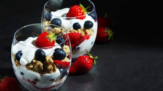 Yoghurt met havermout en fruit is een gouden combinatie, tipt gezondheidswetenschapper Kelly Silverio Alonso-Duin.