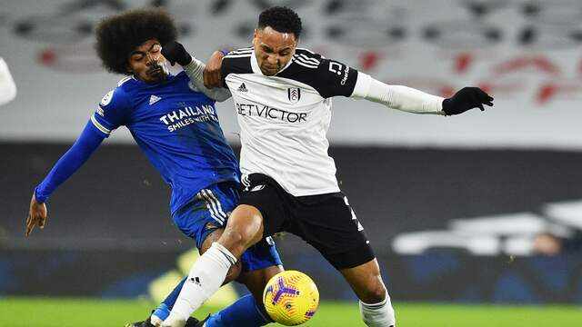 Kenny Tete (r) werd kort na rust gewisseld bij Fulham.