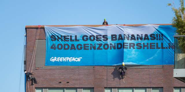Actie Greenpeace bij Shell Technology Centre Amsterdam