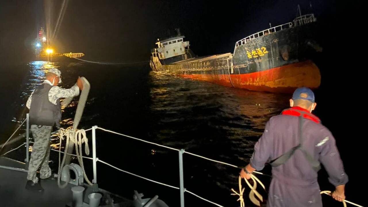 Beeld uit video: Thaise militairen onderzoeken Chinees spookschip