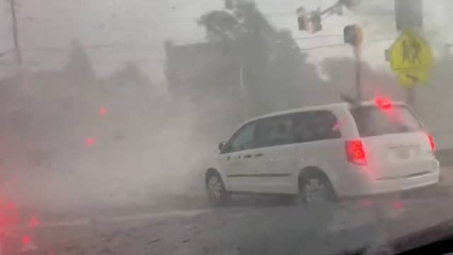 Automobilist filmt hoe tornado vlak voor hem voorbij raast in VS