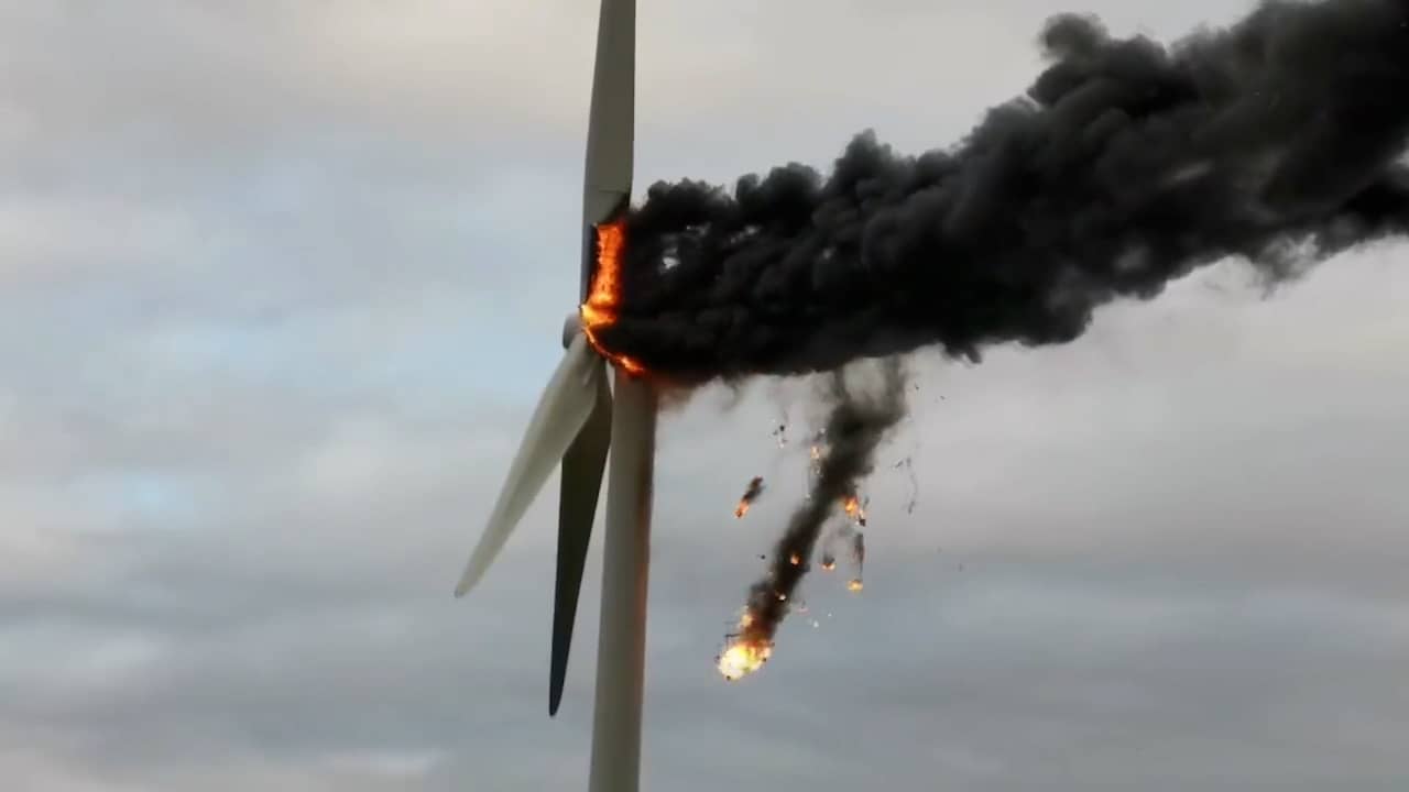 Beeld uit video: Vlammen slaan uit windturbine in Engeland