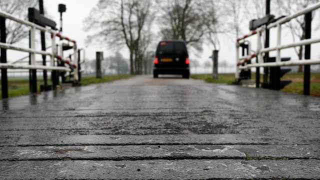 Meerdere ongelukken in midden van het land door gladheid op wegen. Meerdere ongelukken in midden van het land door gladheid op wegen.
