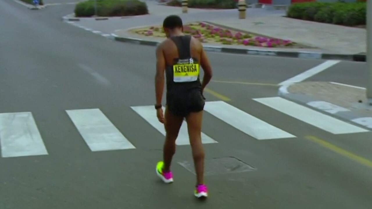 Beeld uit video: Ethiopiër Bekele valt uit tijdens recordpoging marathon Dubai