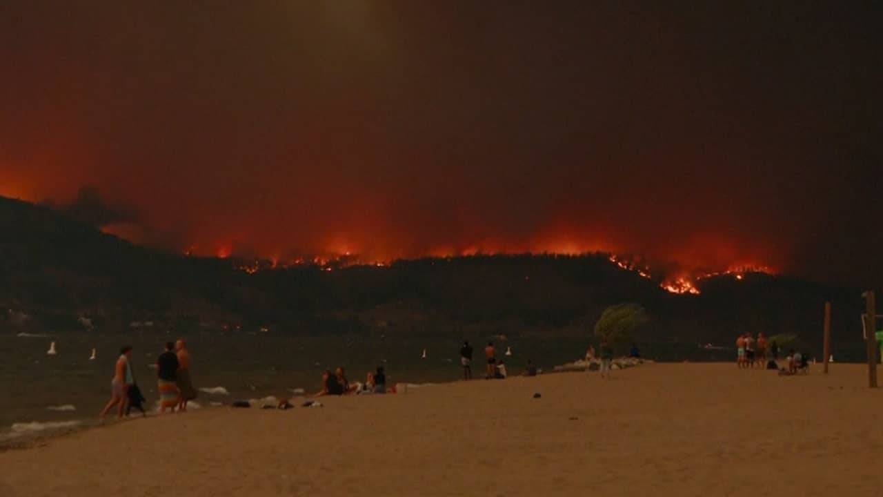 Beeld uit video: Hevige bosbranden hullen Canadese stad in rooksluier