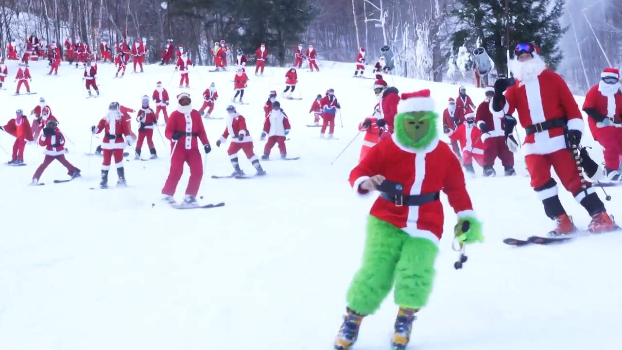 Beeld uit video: 200 kerstmannen skiën voor het goede doel