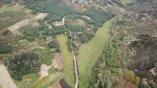 Op dit stuk land bouwt Dave Hakkens uit Valkenswaard in Portugal aan zijn eigen duurzame gemeenschap.