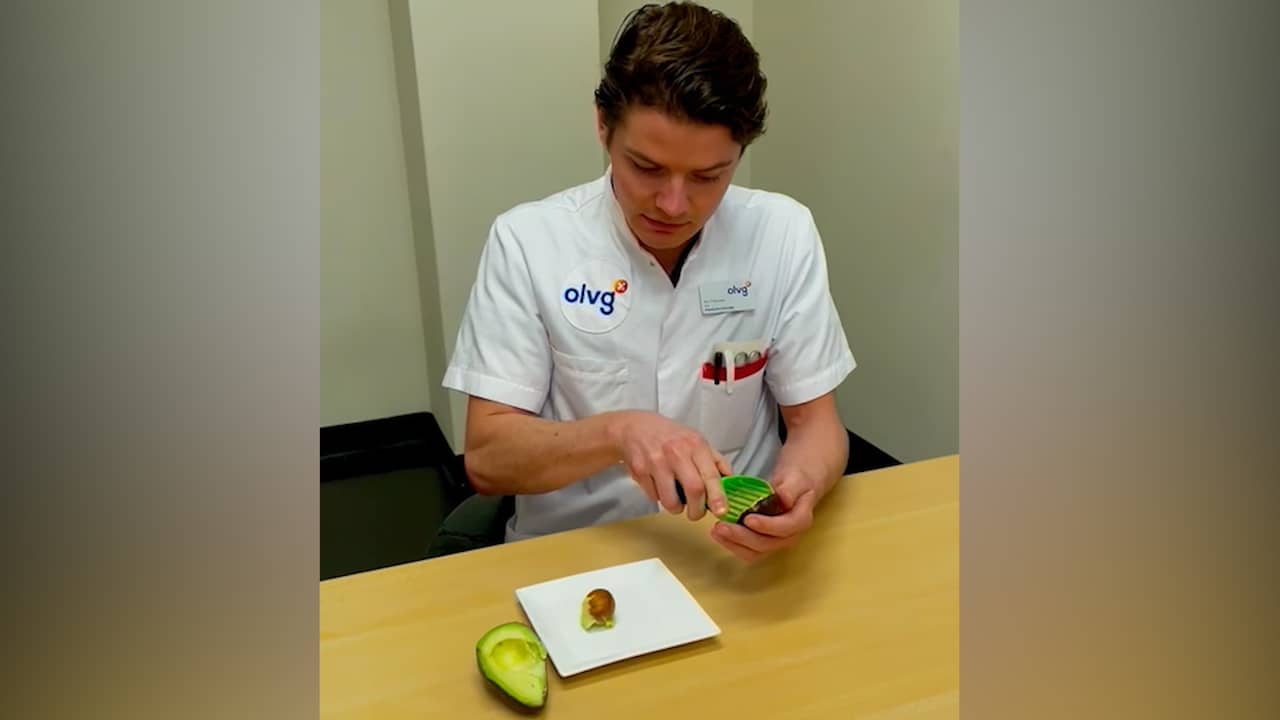 Beeld uit video: Instructievideo om een avocado op een veilige manier te ontpitten