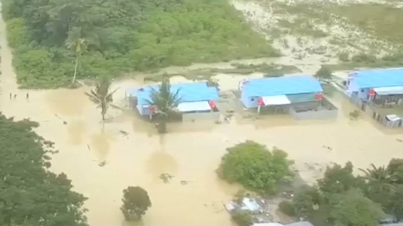 Beeld uit video: Dronebeeld toont schade na dodelijke overstroming in Papoea
