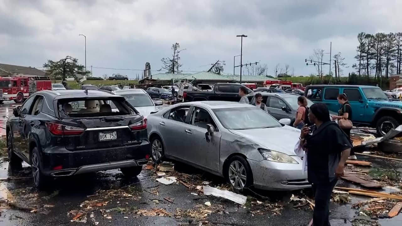Beeld uit video: Dodelijke tornado richt spoor van vernieling aan in de VS