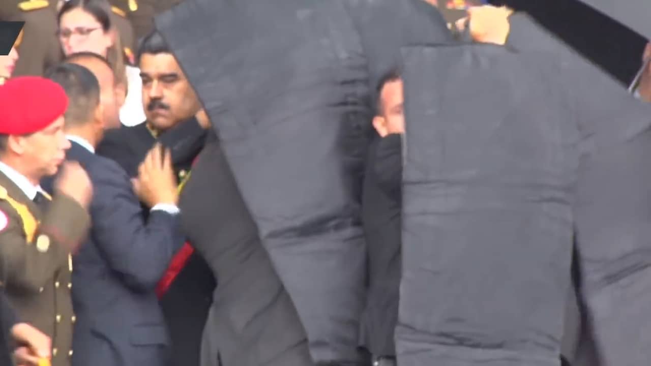 Beeld uit video: Maduro beschermd door bodyguards tijdens drone-aanslag