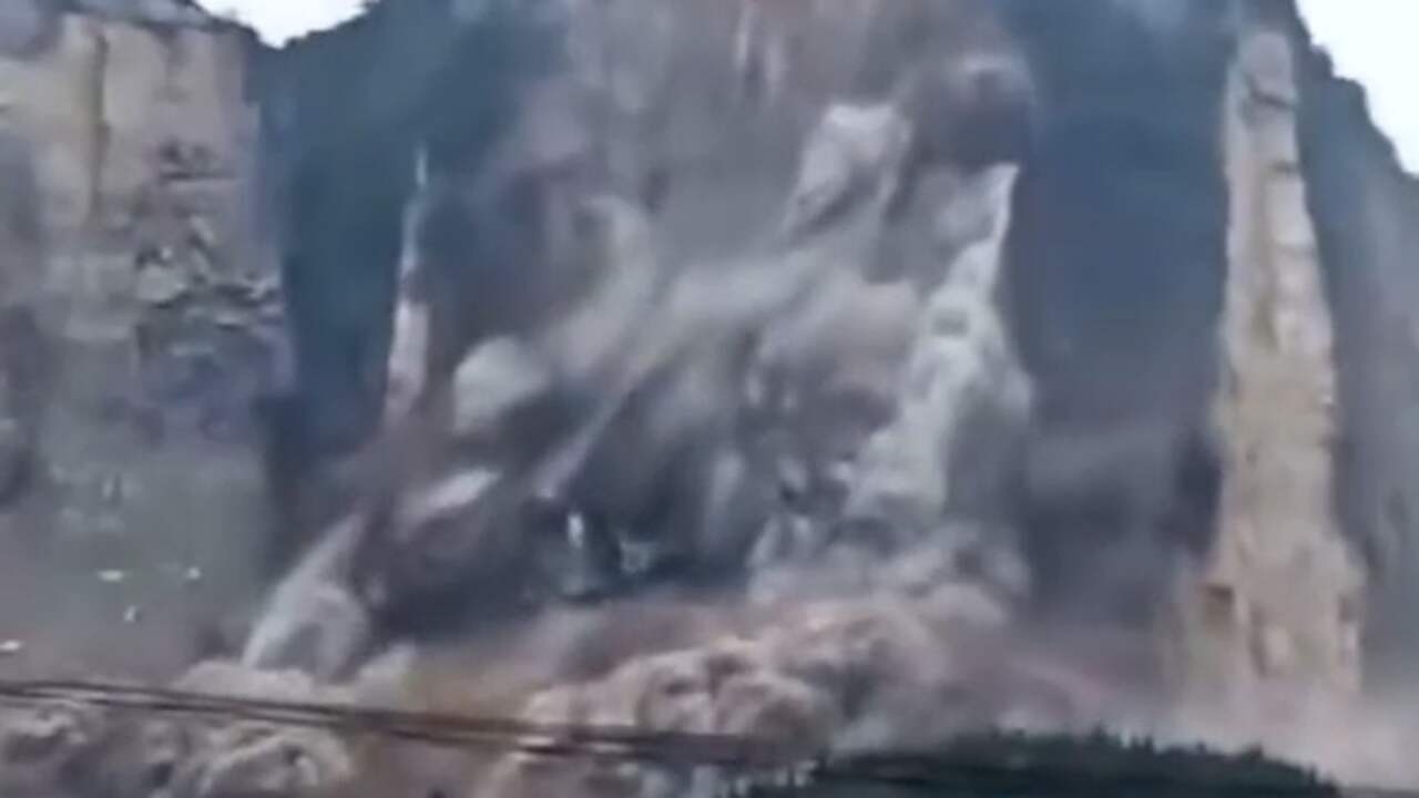 Beeld uit video: Chinezen filmen dodelijke aardverschuiving nabij woningen