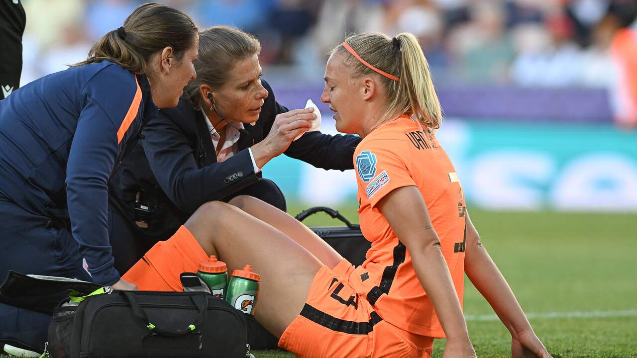 Stefanie van der Gragt è trattata al naso dopo il suo gol.