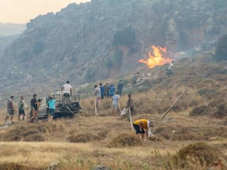 'Explosieve mix' leidt tot code rood voor bosbranden in dertien Griekse gebieden