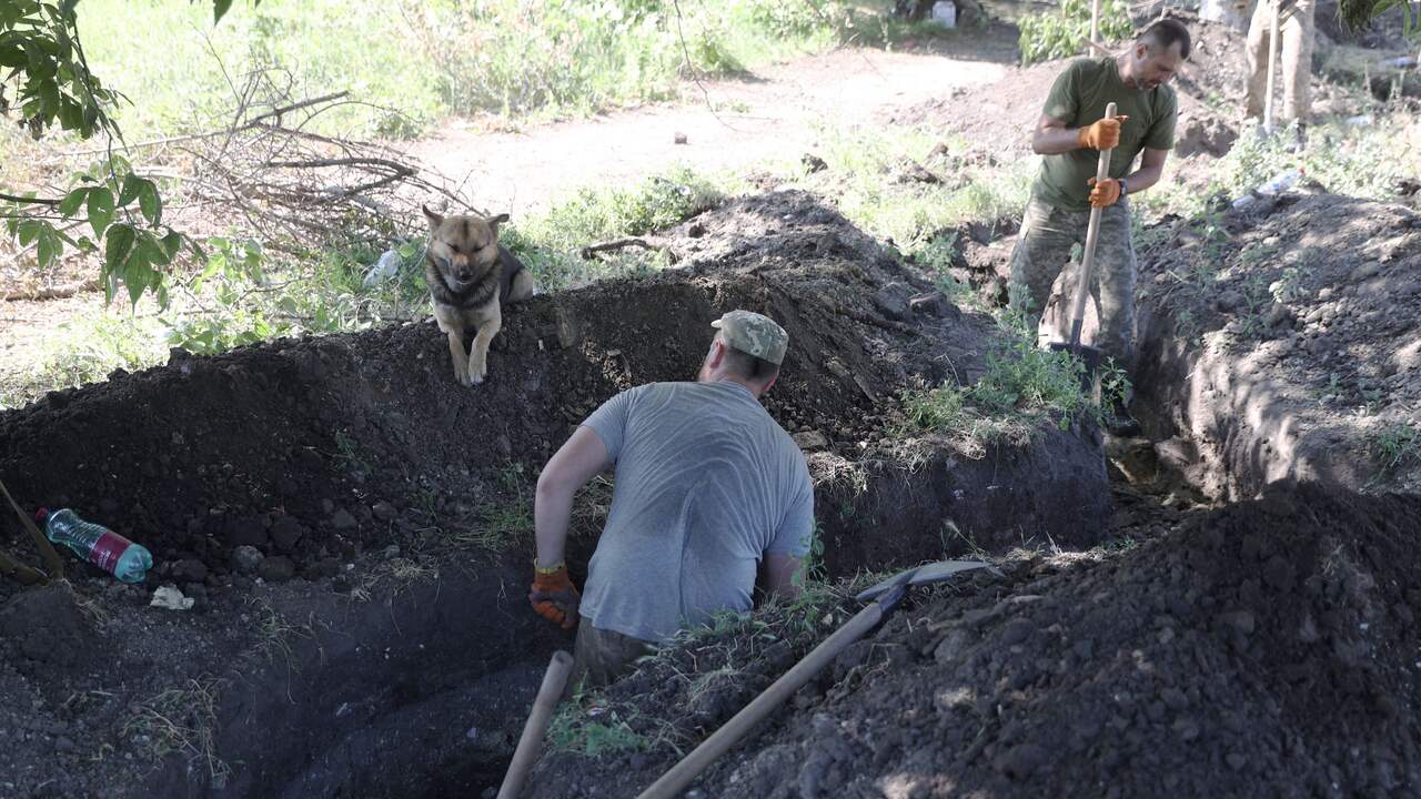 Oekraïense militairen graven een loopgraaf in de buitenwijken van Lysychansk.