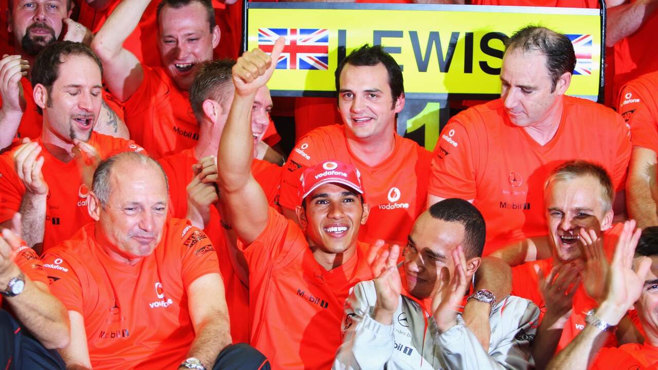 Feest bij Lewis Hamilton en McLaren na het veroveren van zijn eerste wereldtitel in 2008.