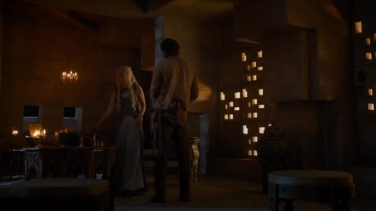 Emilia Clarke en Michiel Huisman in Game of Thrones