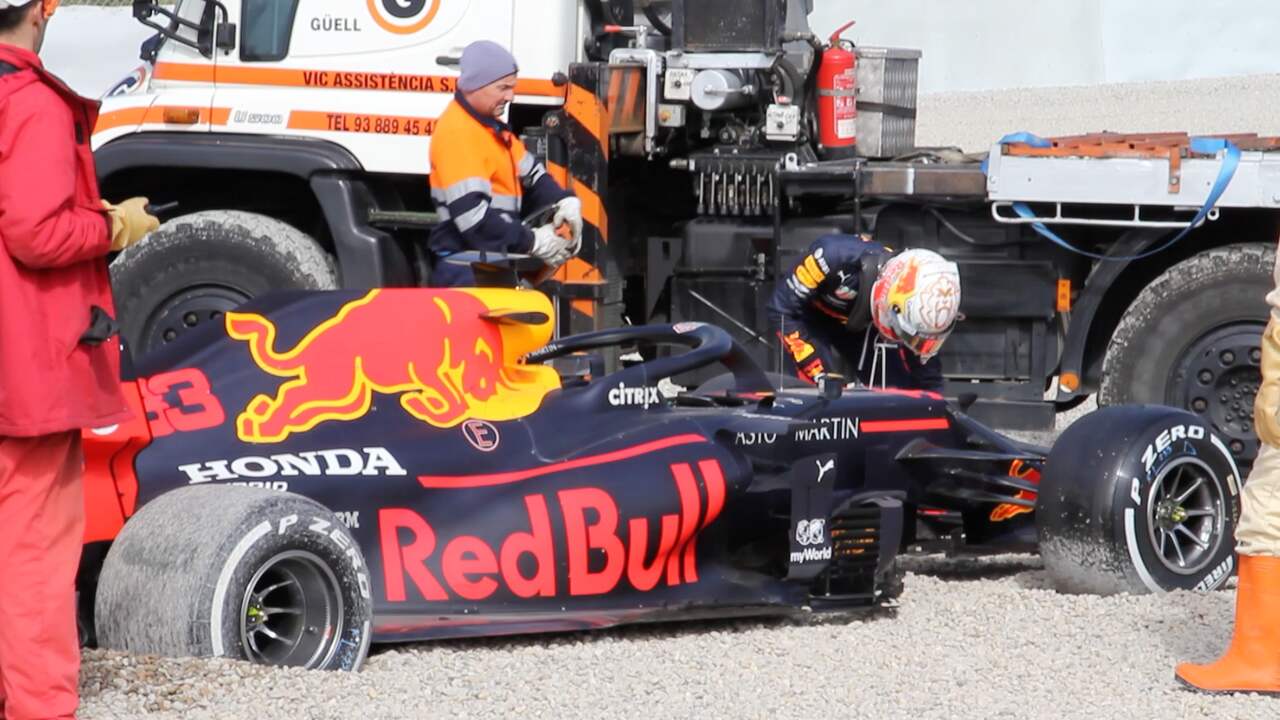 Auto Verstappen afgevoerd na spin in Barcelona