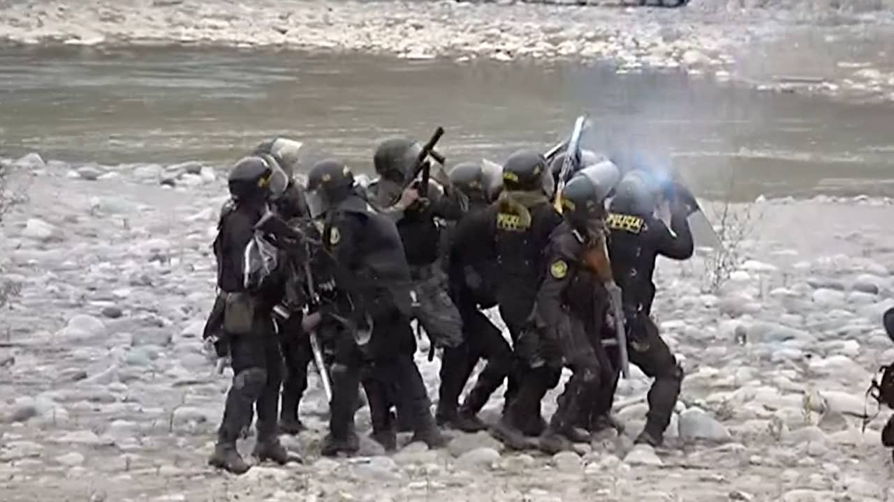 Beeld uit video: Oproerpolitie gebruikt traangas tegen mijndemonstranten in Peru