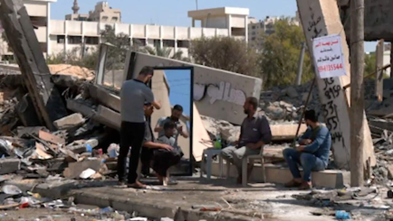 Beeld uit video: Kapper hervat werkzaamheden tussen het puin in Gaza
