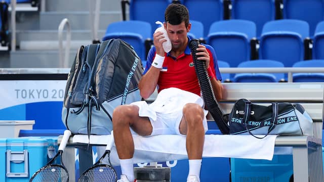 Ook Novak Djokovic had last van de hitte in Japan.