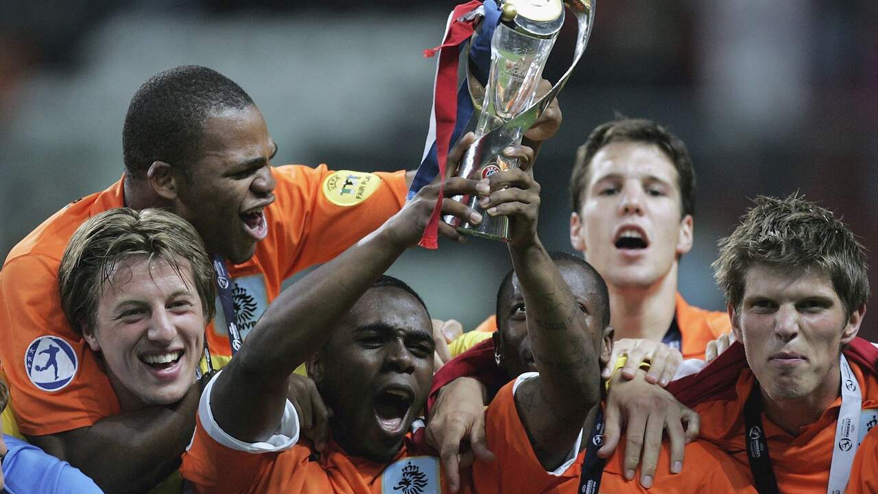 Remko Pasveer (links) met Collins John om zijn nek na het winnen van het EK 2006 met Jong Oranje.