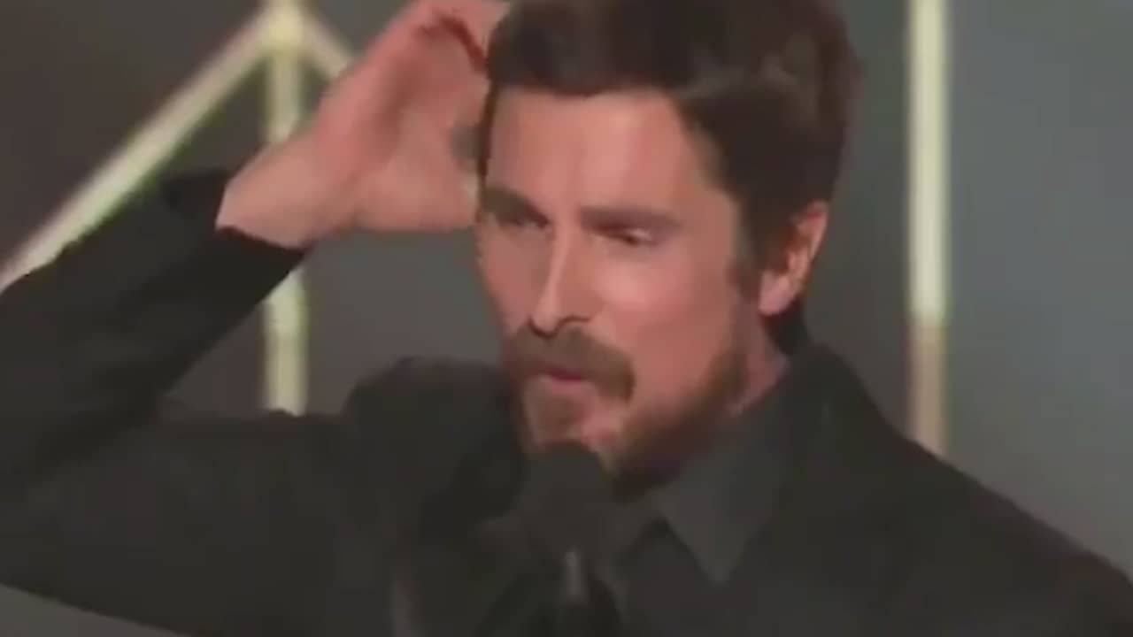 Beeld uit video: Christian Bale bedankt Satan in overwinningsspeech Golden Globes
