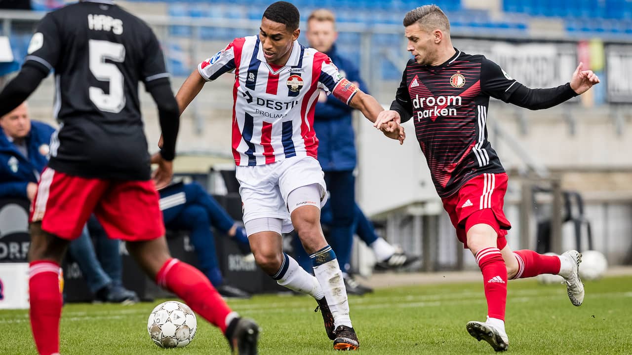 Feyenoorder Bryan Linssen duelleert met Dries Saddiki van Willem II.