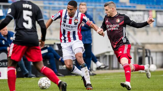 Feyenoorder Bryan Linssen duelleert met Dries Saddiki van Willem II.