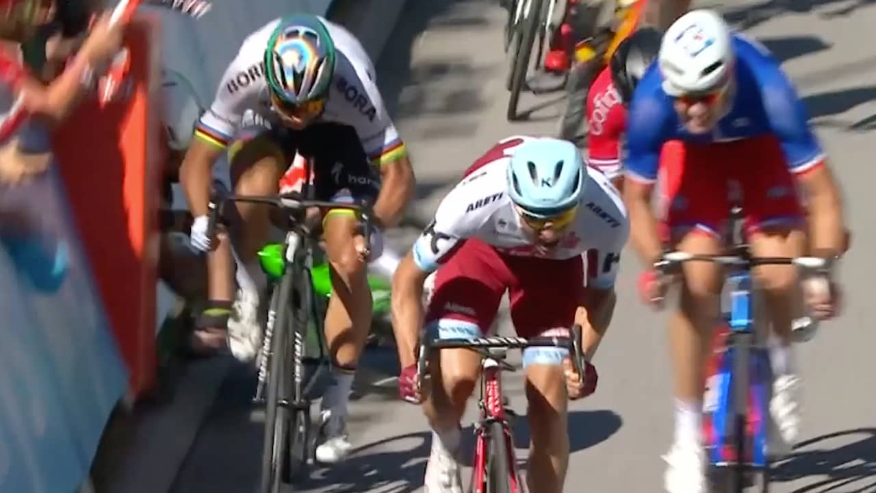 Samenvatting Tour: Cavendish onderuit na duw bij chaotische sprint