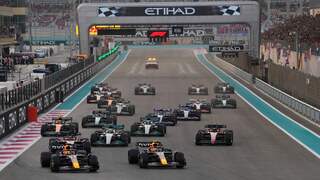 Hamilton drukt Sainz van de baan in eerste ronde in Abu Dhabi