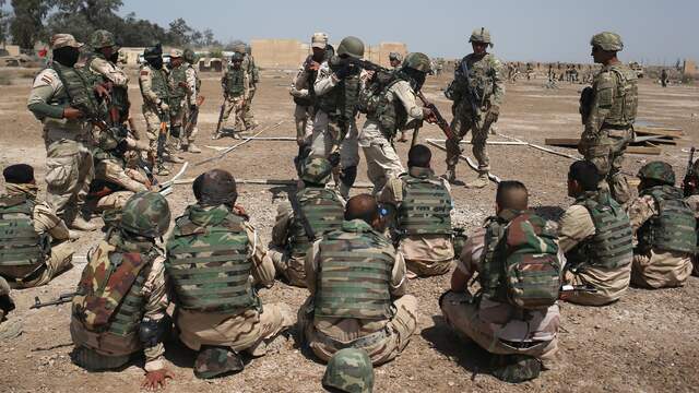 Amerikanen militairen geven training aan het Iraakse leger