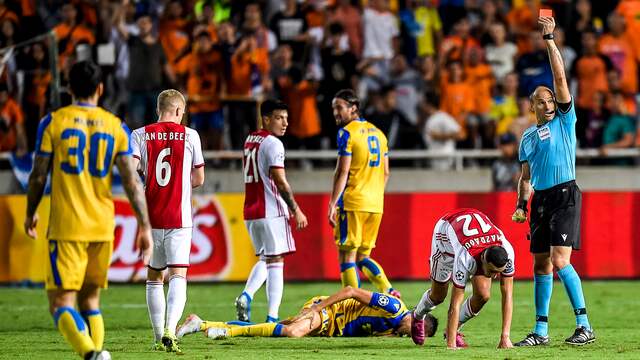 Noussair Mazraoui krijgt zijn tweede gele kaart en dus rood. (Foto: Pro Shots)