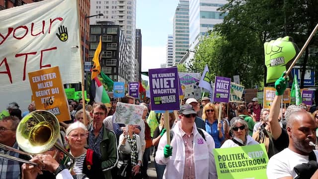 Duizenden mensen lopen klimaatmars over Amsterdamse Zuidas