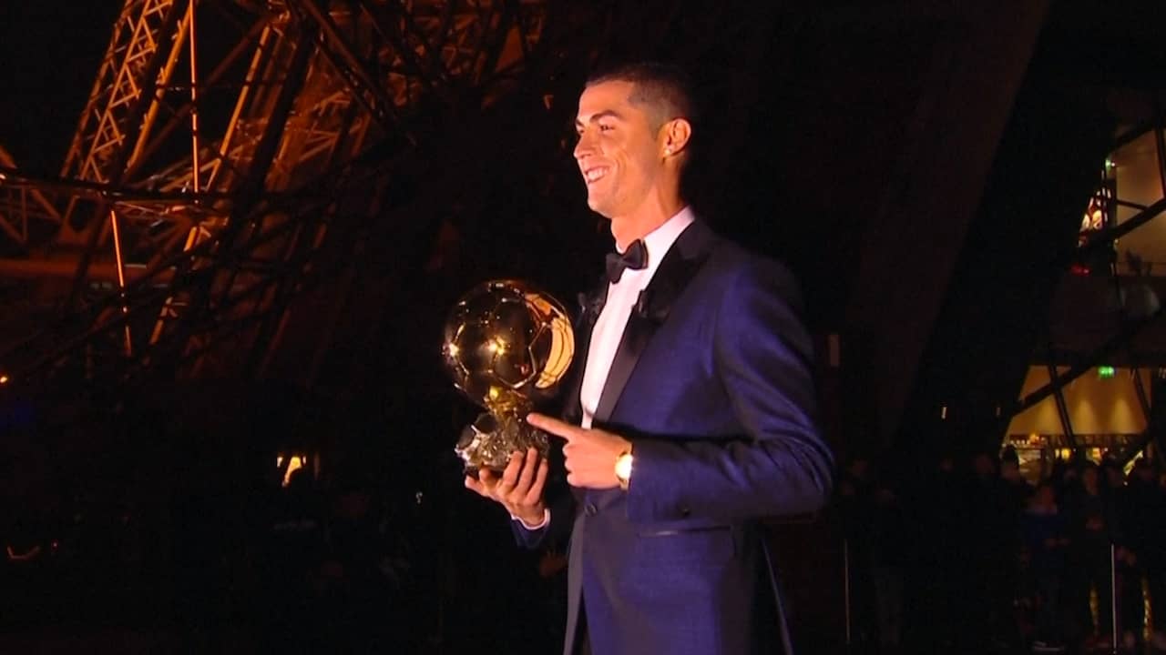 Beeld uit video: Ronaldo poseert met Gouden Bal op de Eiffeltoren